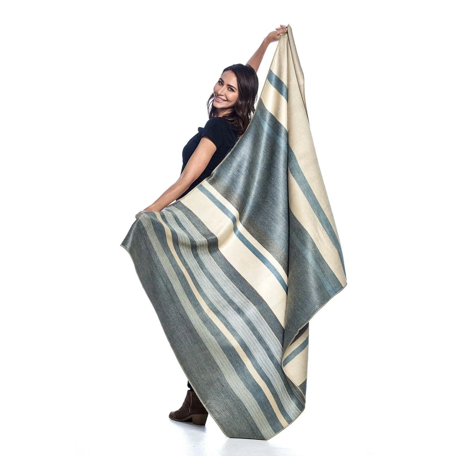 Shupaca Alpaca Throw Blanket in Catalina
