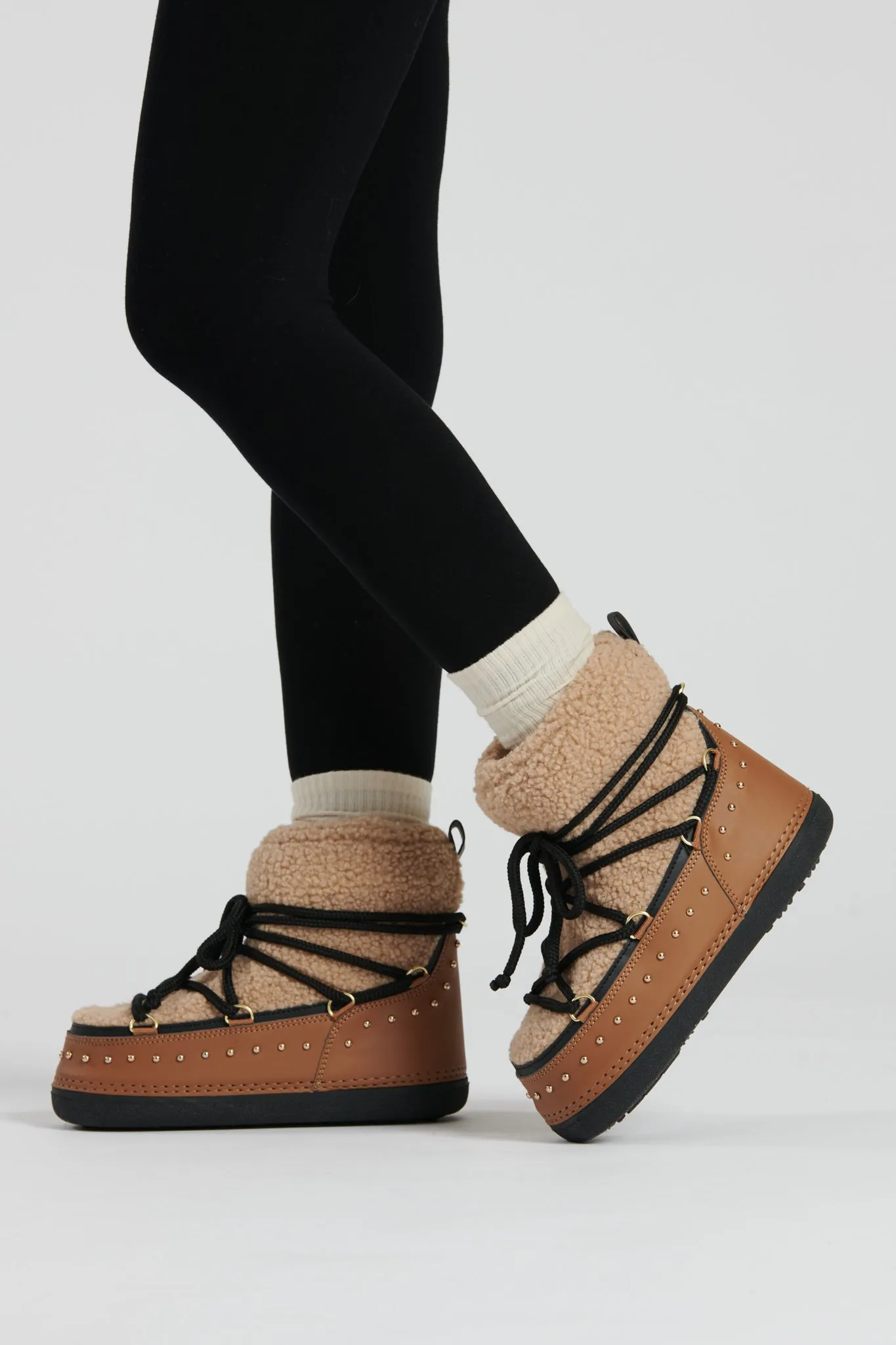 The 'Slope' borg detail snow boots in toffee & black