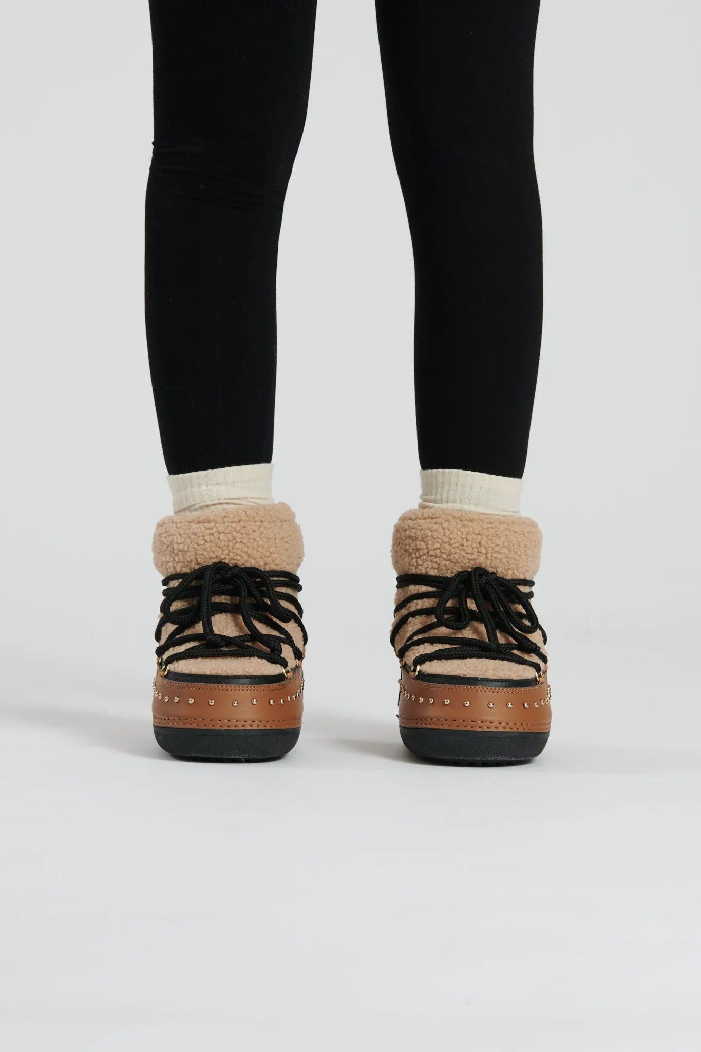 The 'Slope' borg detail snow boots in toffee & black